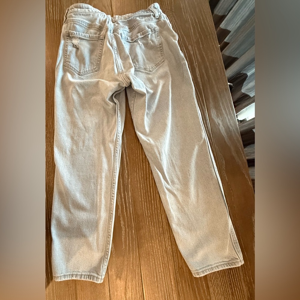 Hollister Curvy High-Rise Mom Jeans - Picture 5 of 5